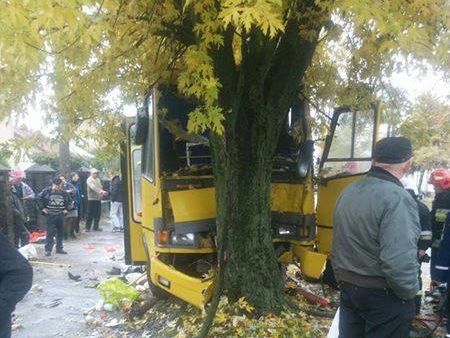 Во Львове пассажирский автобус врезался в дерево, пострадали 13 человек