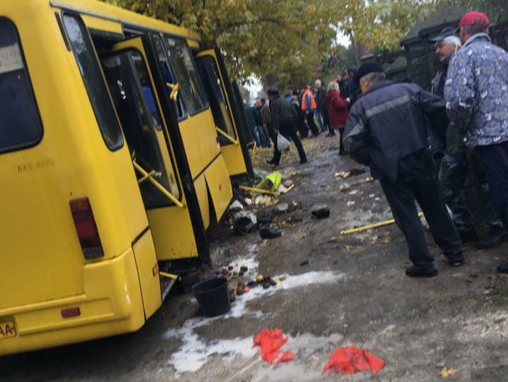 Львовский горсовет: В результате столкновения пассажирского автобуса с деревом пострадало 19 человек