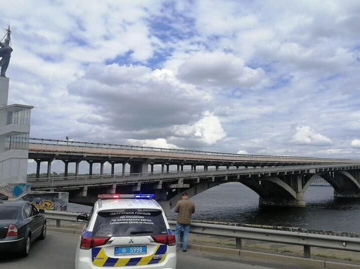 У Києві на мосту Метро знайшли "підозрілий предмет", поліція провела перевірку