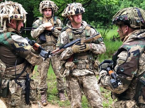 І далі тиснути на РФ або ізолювати окуповані території. Українці розділилися в думках, як досягти миру на Донбасі – опитування