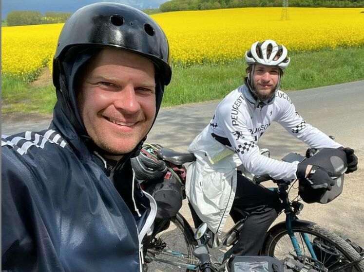 Немцы-велосипедисты, которые думали, что Украина уже в ЕС, все-таки попали в страну. Львов назвали "городом в советском стиле"
