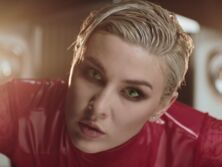 "Разве так можно?". Maruv в прозрачном комбинезоне широко развела ноги перед камерой