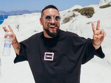 "Невозможно красиво". Monatik похвастался женой в коротких шортах. Фото