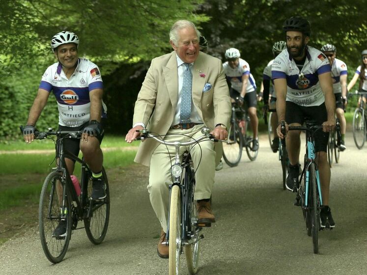 72-летнего принца Чарльза, едущего на велосипеде в деловом костюме, сняли на видео