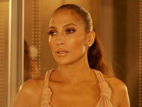 Лопес в красном кабриолете засветила бюстгальтер со стразами