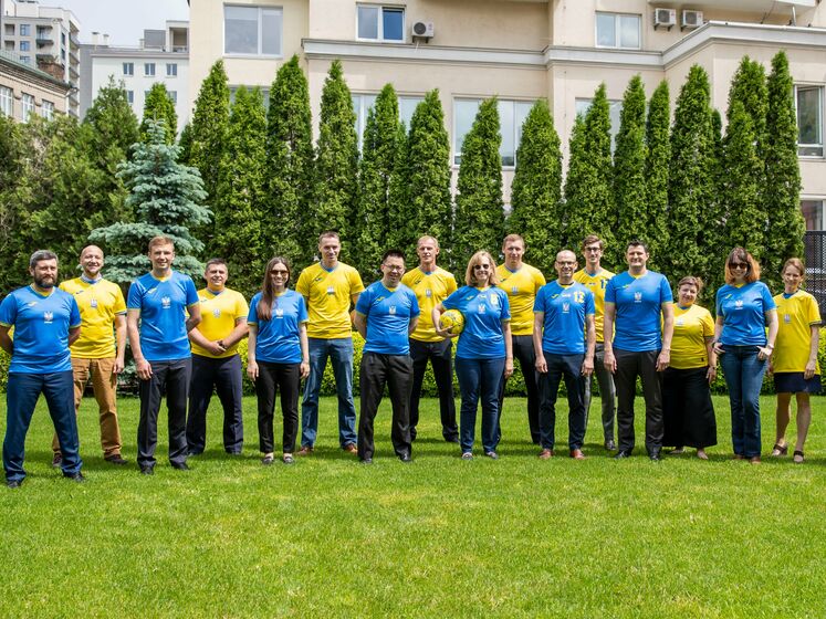 Сотрудники посольства США в Киеве сфотографировались в новой форме сборной Украины на фоне скандала с УЕФА