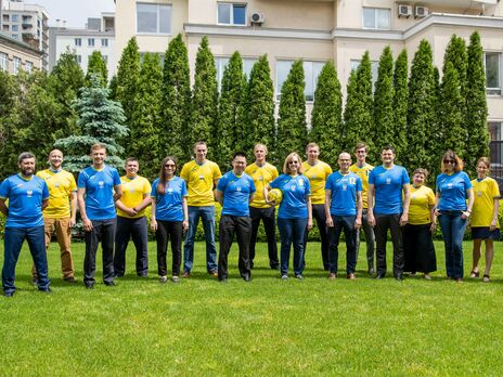 Співробітники посольства США в Києві наділи нову форму збірної України з футболу