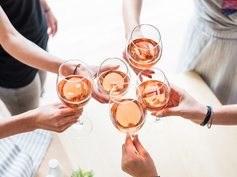 11 червня: День рожевого вина і День сусідів, іменини Олександра і Андрія, день народження Г'ю Лорі