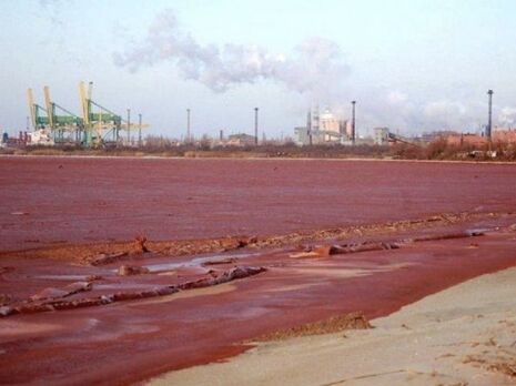 Активісти заявили, що Миколаївський глиноземний завод залякує людей, які подали на нього в суд за червоний шлам