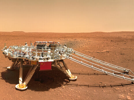 Китайский марсоход прислал селфи с места посадки на Марсе