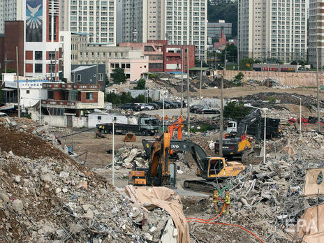 У Південній Кореї будинок звалився на автобус із пасажирами, загинуло дев'ятеро людей. Відео