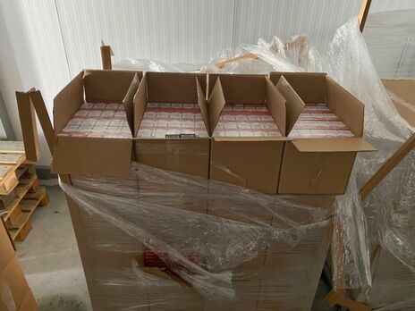 Українські прикордонники викрили контрабанду 400 ящиків сигарет. Їх виявили у вантажівці, яка перевозила вишні