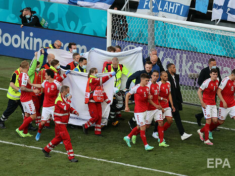 Під час матчу Євро 2020 футболістові збірної Данії стало зле, його забрали на ношах із поля
