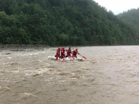 Унесло течением реки. В Ивано-Франковской области в Черемош упал ребенок