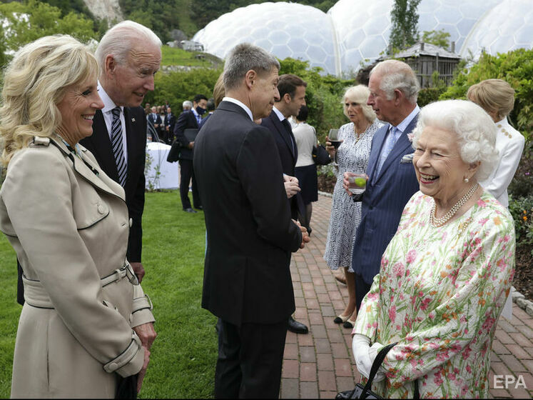 Байден нарушил королевский протокол на саммите G7