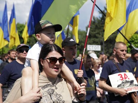 У Маріуполі провели парад із нагоди визволення міста від проросійських бойовиків. Трансляція