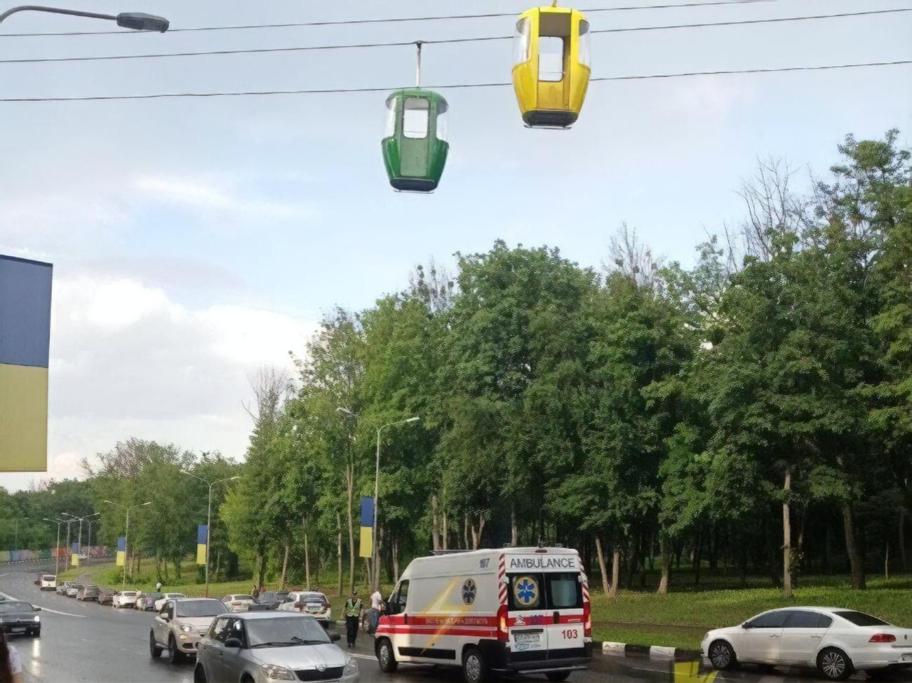 In Kharkiv, a man fell out of the cable car cab, he was hit by a car – social networks