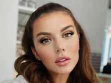 "Нагишом", "Какая кошечка грациозная". Седокова поделилась откровенным роликом