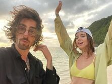 "Хватит выставлять свою промежность!", "У Нади соски пробиты?". Dantes показал откровенное фото Дорофеевой