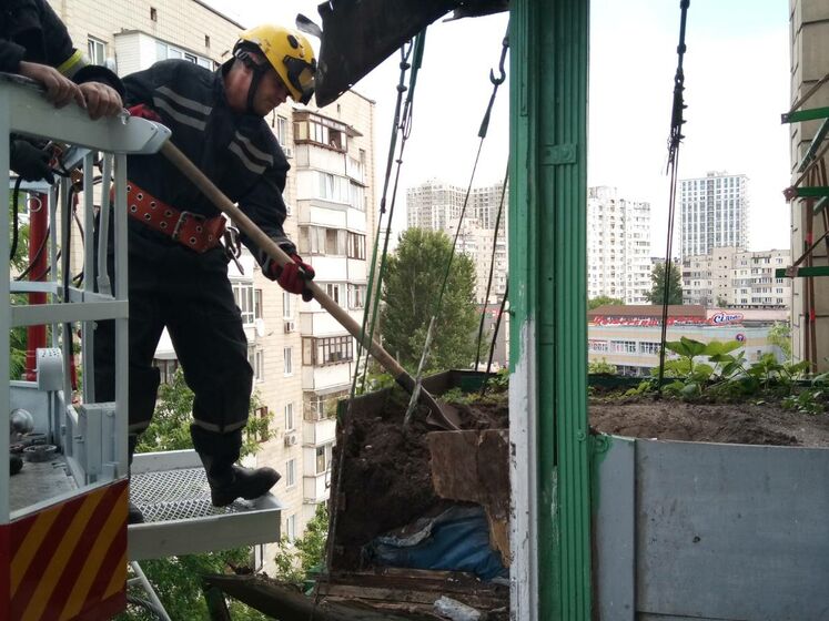 У Києві обвалився балкон із майже тонною ґрунту – на ньому влаштували город із полуницею