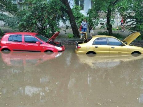 У центрі Миколаєва після зливи потонули десятки автомобілів. Фоторепортаж