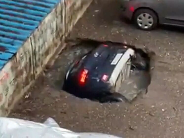 В Індії автомобіль провалився під асфальт і потонув. Відео