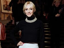 "Сделайте как Шэрон Стоун в "Основном инстинкте", "Очень сексуально". Орбакайте в мини снялась на диване с расставленными ногами