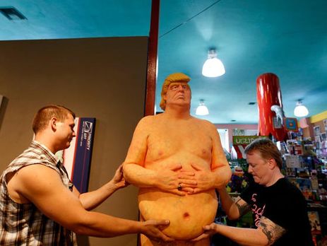 На аукционе в Калифорнии за $22 тысячи продали фигуру Трампа в обнаженном виде