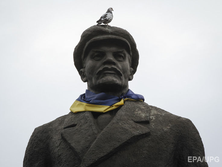 Вятрович: В городах Украины снесли все памятники Ленину