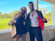 "Все мы знаем его мотивы", "Что-то здесь не так". Поклонники Спирс усомнились в искренности ее бойфренда, увидев новое фото пары