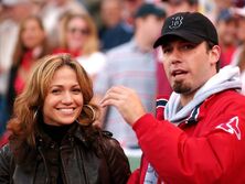 Дженнифер Лопес и Бен Аффлек страстно целовались на публике спустя 18 лет после расставания. Видео