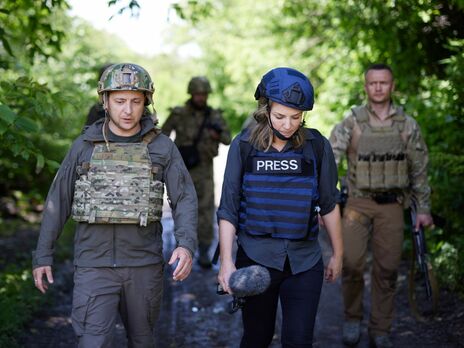 Зеленский угостил американскую журналистку салом на кухне своих родителей