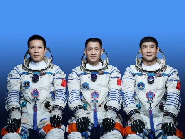 Китай отправляет первую пилотируемую миссию на строящуюся орбитальную станцию