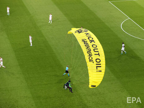 В результате акции Greenpeace с парашютистом на Евро 2020 пострадали двое людей. Активисты извинились