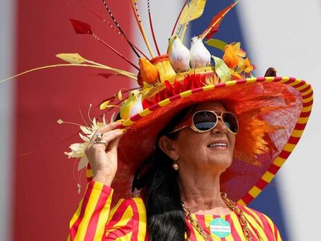 Перегони Royal Ascot 2021. Фотодобірка найяскравіших жіночих капелюшків