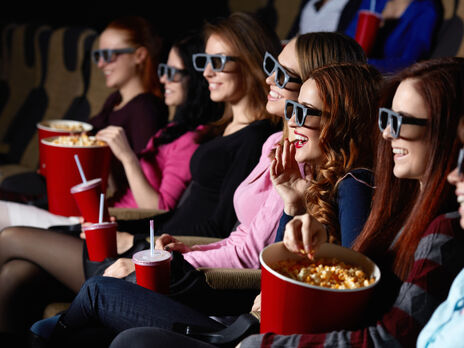 100% наповнення залу та без дистанції. В Україні продовжили й послабили карантин