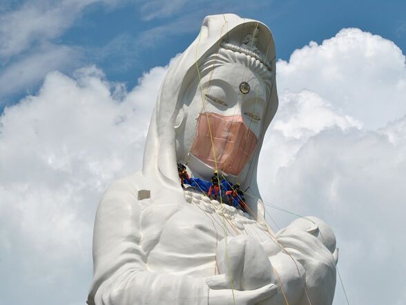 В Японии для 57-метровой статуи сшили защитную маску