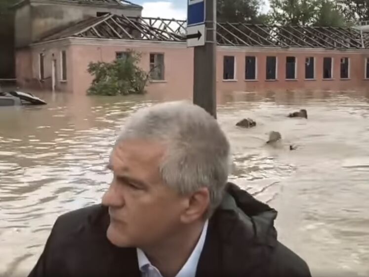 В затопленной Керчи лодку с "главой администрации Крыма" вплавь сопровождала группа спасателей. Видео