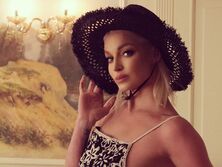 "Настя, повзрослейте, ноги жилистые, грудь обвисла. Недостатки надо прятать, а не выставлять". Волочкова опубликовала фото в купальнике