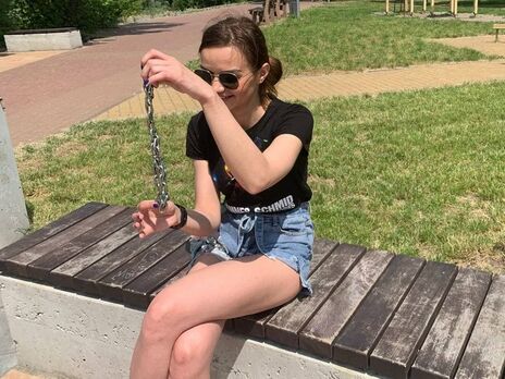 Встановили рекорд і розійшлися. З пари з Харкова, яка була скута з 14 лютого, зняли ланцюг. Відео