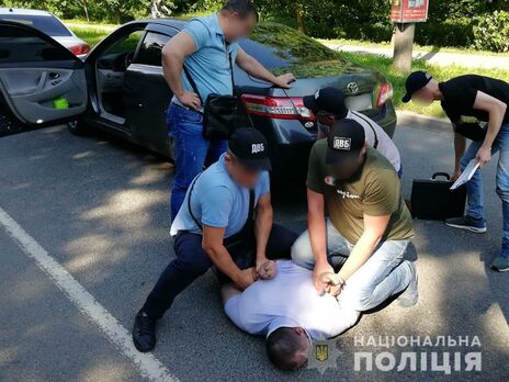 В Умани на взятке задержали полицейского. Он пытался съесть $500