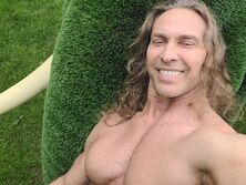 "Голому писать проще". 51-летний Тарзан оголился полностью