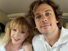 "Я люблю!". 72-летняя Пугачева в шортах и декольте поцеловала 45-летнего Галкина 