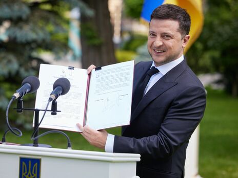 Минимум 20 тыс. грн для врачей. Зеленский подписал указ о повышении зарплат медикам