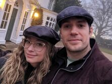 Девушка Генри Кавилла попала в расистский скандал. Теперь актера требуют убрать из "Ведьмака"