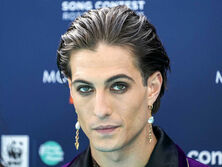 Солист Måneskin позировал с накрашенными губами и в БДСМ-наряде