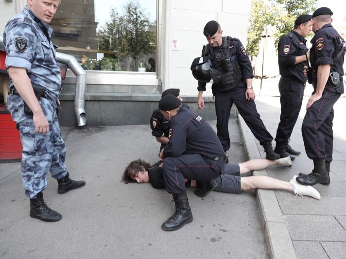 Россиянин, которому в Москве полицейские сломали ногу, обнаружил изменения в своей медкарте