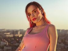 "С целюлькой, кругленькая и немножко дурочка". Беременная MamaRika показала большой живот в купальнике с декольте