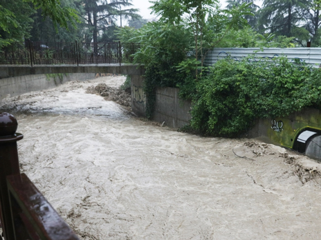 У Ялті знайшли живим чоловіка, який зник під час потопу. Жінку шукають досі