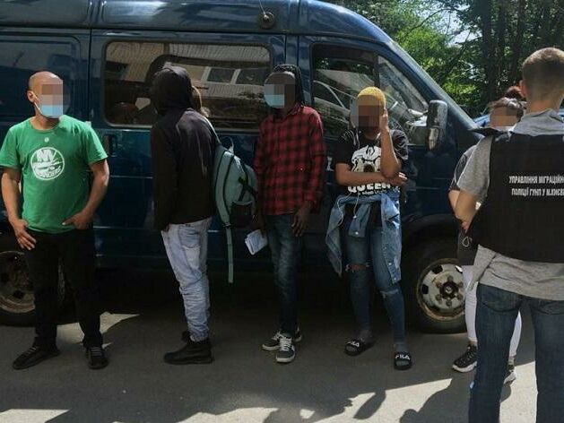 Полиция в ходе рейдов по хостелам и рынкам Киева обнаружила 14 иностранцев, незаконно находящихся в Украине
